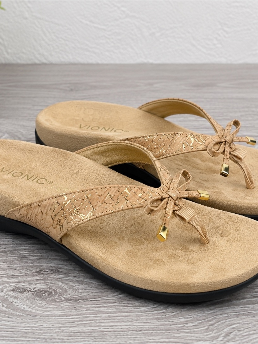 Vionic Women's Tan Gold-Accent Thong Sandals Size 10